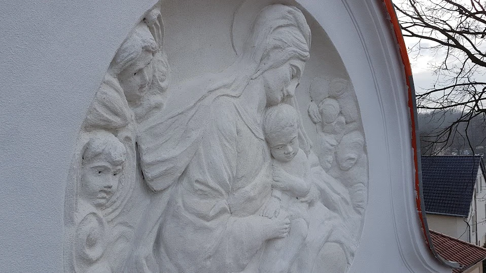 Renowacja figur sakralnych płaskorzeźby Matki Boskiej z Dzieciątkiem