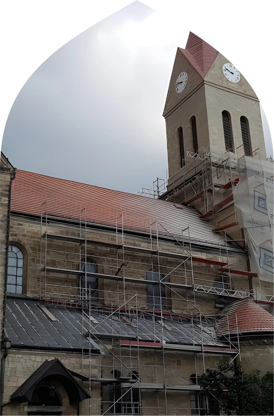 Zabytkowy kościół z rusztowaniem wokół dachu i wieży – remont kościoła